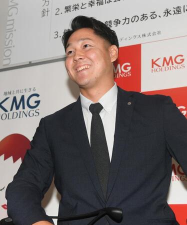 　笑顔で席につくＫＭＧホールディングス・木下里都