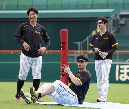 　体幹トレーニングをする佐藤輝（中央）と笑顔を見せる森下（左）と中野（撮影・中田匡峻）