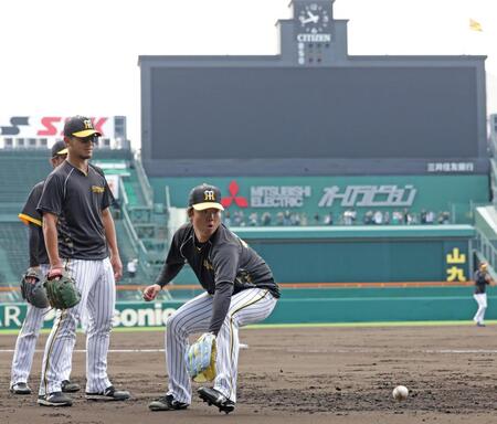 　伊藤将（左）らとノックを受ける村上（撮影・中田匡峻）