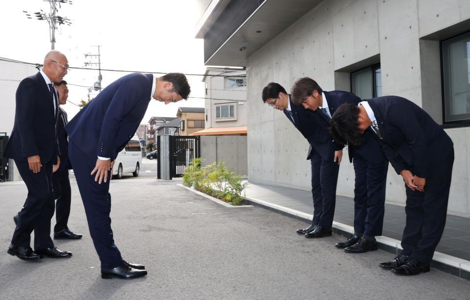 　ドラフト指名あいさつに訪れた藤川監督（中央左）は伊原陵人（右）らに迎えられる（撮影・山口登）