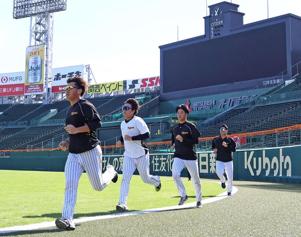 　走り込んで汗を流す（左から）桐敷、村上、高橋、岡留（撮影・立川洋一郎）