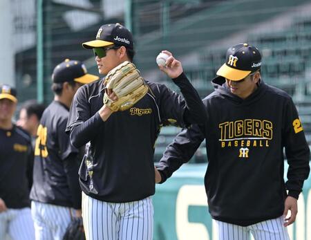 　キャッチボール中、藤川監督（右）のアドバイスを受ける及川（撮影・北村雅宏）