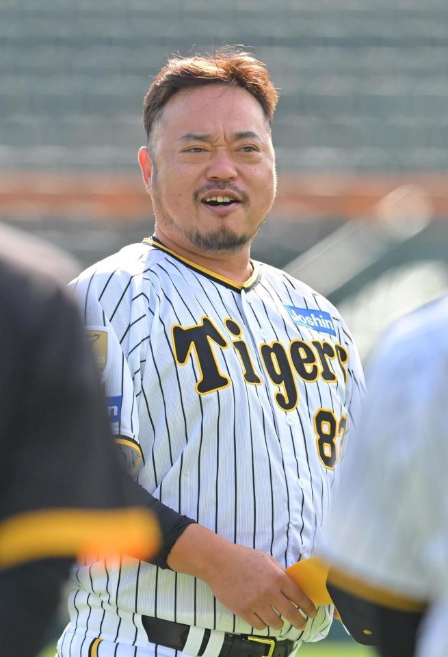 　ナインの前であいさつする小谷野コーチ（撮影・北村雅宏）