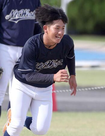 　ダッシュを繰り返すＮＴＴ西日本・伊原（撮影・田中太一）