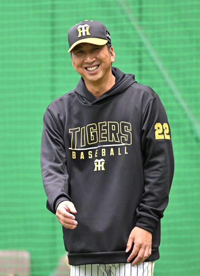 　練習中に笑顔を見せる藤川監督（撮影・北村雅宏）