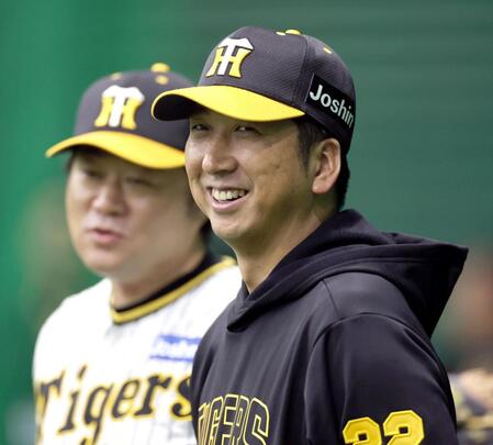 　笑顔で練習を見守る藤川監督（撮影・田中太一）