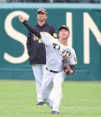 藤川監督（後方）の前でキャッチボールをする森木（撮影・中田匡峻）