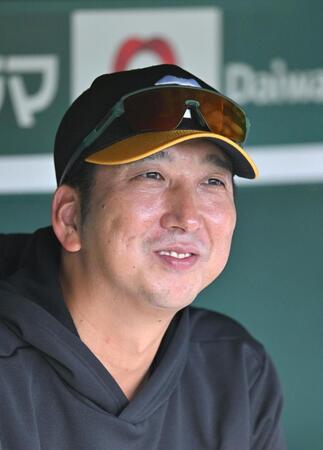 　囲み取材に応じる藤川監督（撮影・北村雅宏）