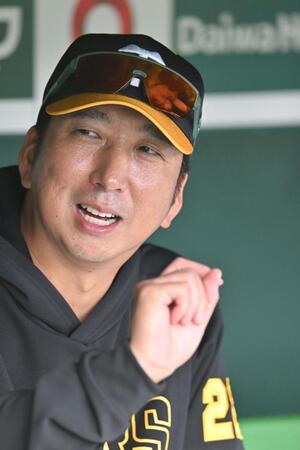 　囲み取材に応じる藤川監督（撮影・北村雅宏）