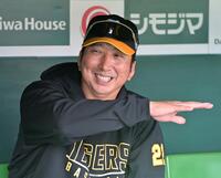 　取材に応じ笑顔を見せる藤川監督（撮影・立川洋一郎）