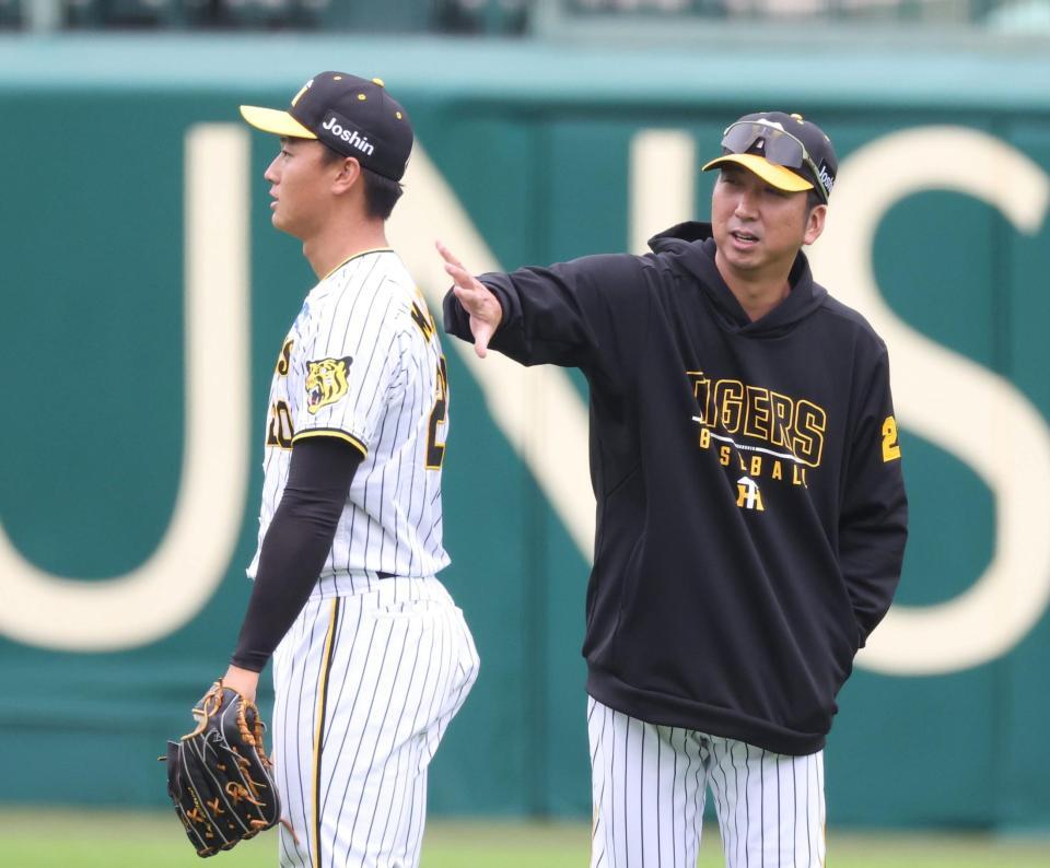 森木（左）を指導する藤川監督（撮影・中田匡峻）