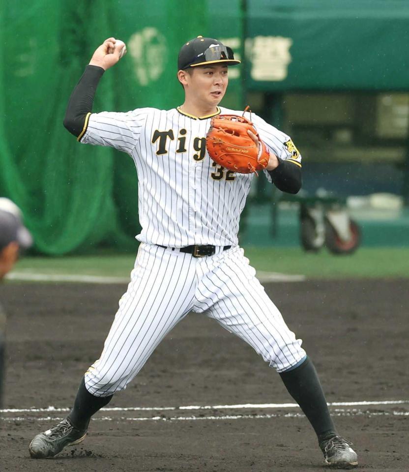 　新しいファーストミットで一塁のノックを受ける井上（撮影・中田匡峻）