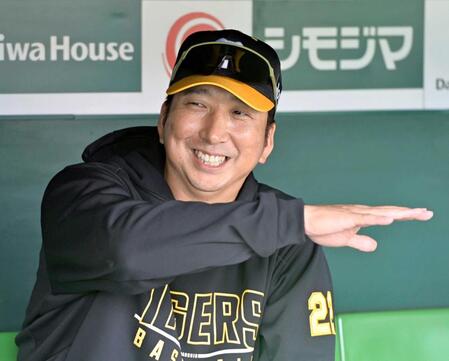 　取材に応じ笑顔を見せる藤川監督（撮影・立川洋一郎）