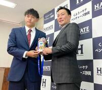 　指名あいさつを受ける育成ドラフト３位・早川（左）