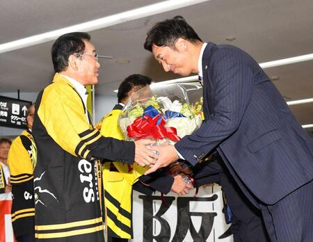 　横山安芸市長（左）から花束を受け取る藤川監督（撮影・中田匡峻）