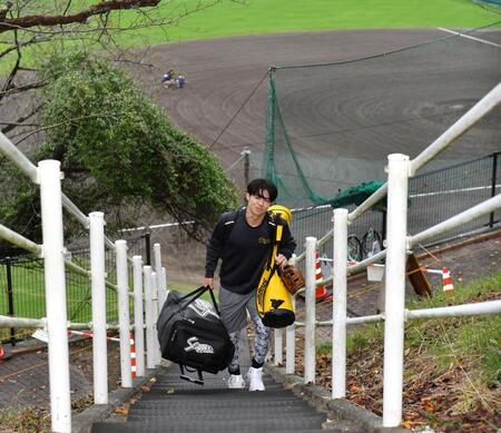 　階段を上がり、メイングラウンドに向かう中野（撮影・中田匡峻）