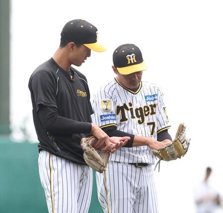 　藤本総合コーチ（右）から指導を受ける小幡（撮影・中田匡峻）