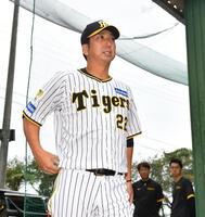 球場入りする藤川監督（撮影・中田匡峻）