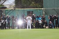 球場入りする藤川監督（撮影田中太一）