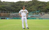 　球場入りして笑顔を見せる藤川監督（撮影・立川洋一郎）