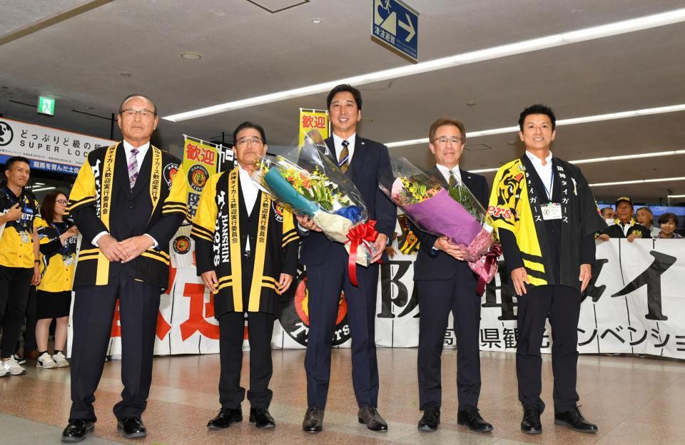 　高知入りし、横山幾夫安芸市長（左から２人目）らと記念撮影を行う藤川監督（中央）。右から２人目は粟井一夫社長（撮影・中田匡峻）