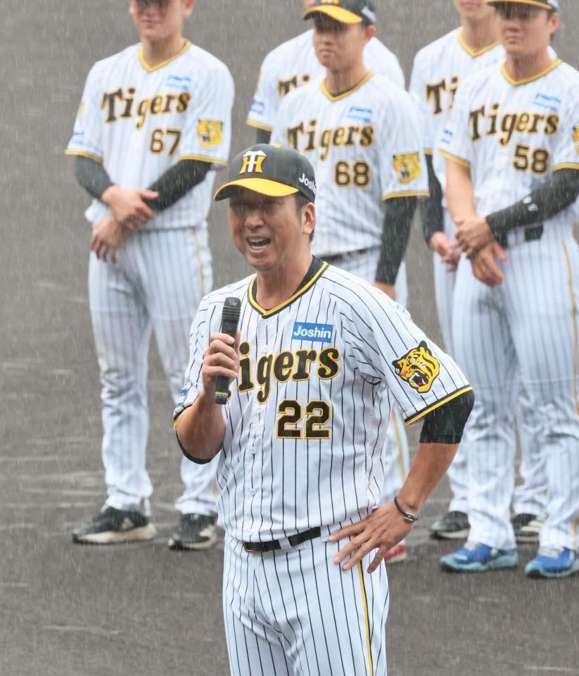 　降りしきる雨の中、歓迎セレモニーであいさつをする藤川監督（撮影・立川洋一郎）