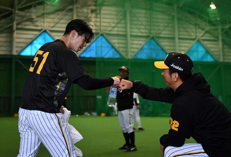 　ダッシュを終え、藤川監督（右）とタッチを交わす中野（撮影・中田匡峻）