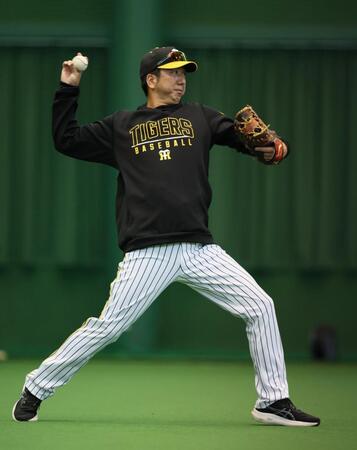 　練習前にキャッチボールをする藤川監督（撮影・立川洋一郎）