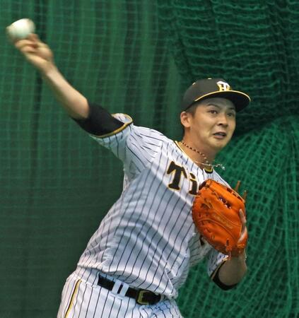 　シートノックで一塁の守備に就き送球する井上（撮影・立川洋一郎）