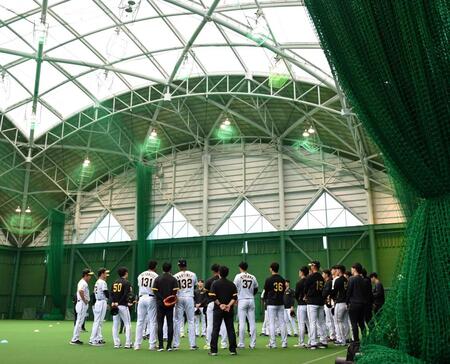 　投手陣は１０時から室内で練習を開始させた（撮影・中田匡峻）