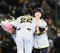 　藤川の引退セレモニーで花束を贈り、抱擁する渡瀬マキ＝２０年１１月１０日