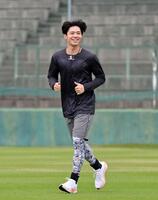 　球場に一番乗りしてランニングする中野（撮影・立川洋一郎）