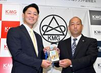 　前田スカウトから藤川監督のサイン入りドラフトパスを受け取るＫＭＧホールディングス・木下里都（左）＝撮影・北村雅宏