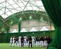 　投手陣は１０時から室内で練習を開始させた（撮影・中田匡峻）