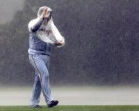 　荒天の中、移動する桐敷（撮影・田中太一）