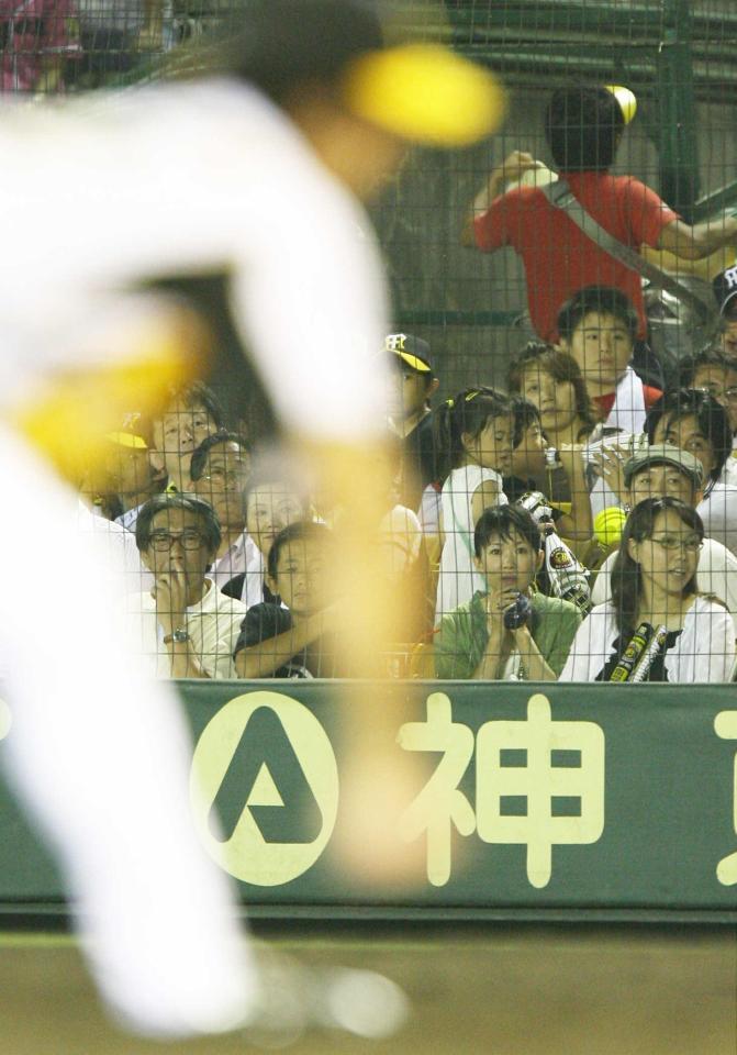 　祈るようにマウンドの藤川を見つめる渡瀬マキ＝０７年８月２８日