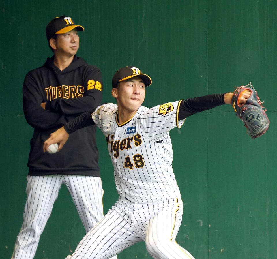 　藤川監督（左）が見守る中で投げ込む茨木（撮影・田中太一）