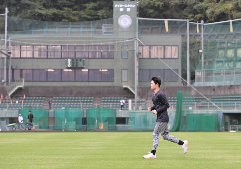 　球場に一番乗りしてランニングする中野（撮影・立川洋一郎）