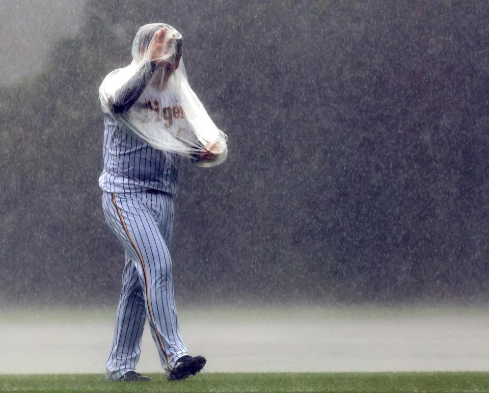 　荒天の中、移動する桐敷（撮影・田中太一）