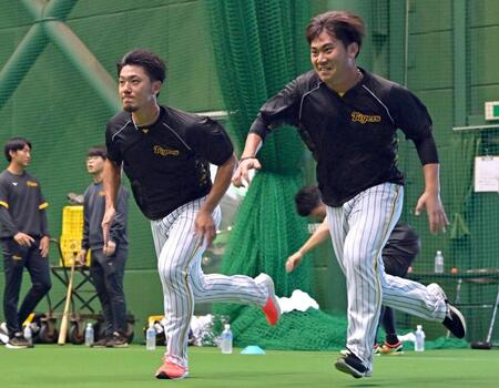 　競り合いながらダッシュ計時をする伊藤将（左）と桐敷（撮影・立川洋一郎）