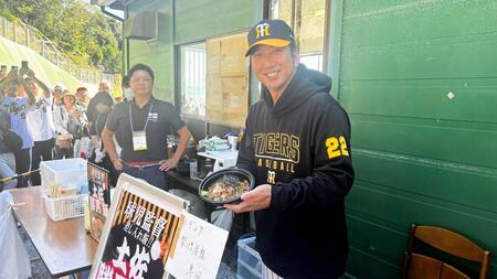 【写真】うんまそ～♪藤川監督から報道陣に振る舞われた１６０人分の第１弾「勝男飯」