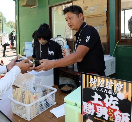 　藤川監督から報道陣に振る舞われた土佐勝男飯（撮影・立川洋一郎）