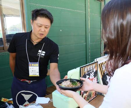 　藤川監督の差し入れた土佐勝男飯が報道陣に振る舞われた（撮影・立川洋一郎）