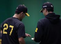 　藤川監督（右）と話す伊藤将（撮影・中田匡峻）