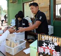 　藤川監督から報道陣に振る舞われた土佐勝男飯（撮影・立川洋一郎）