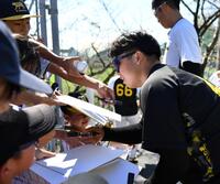 　子どもたちにサインをする村上（撮影・中田匡峻）