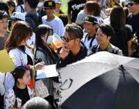 　多くのファンに囲まれる鳥谷敬氏（撮影・中田匡峻）