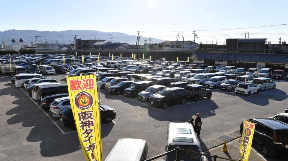 　朝から多くの車が止められる（撮影・中田匡峻）