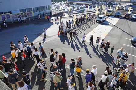 　サイン会の抽選券を求めて行列を作る阪神ファン（撮影・立川洋一郎）