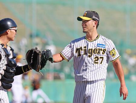 　１回表を投げ終えて、藤田（左）とタッチを交わす伊藤将（撮影・立川洋一郎）